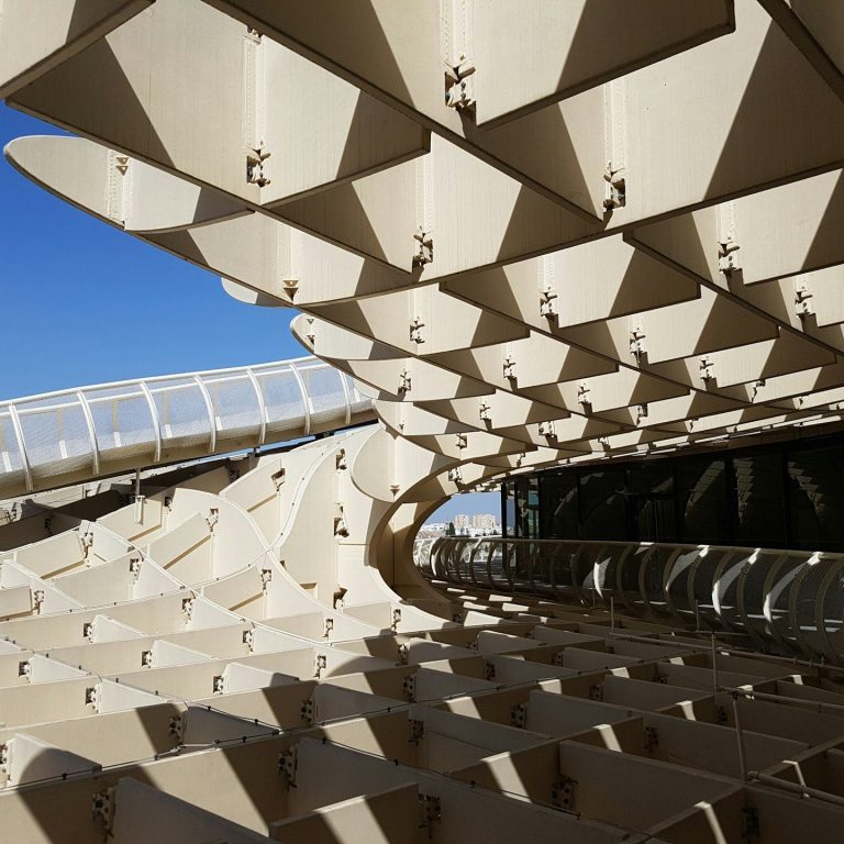 ¿Qué estilo arquitectónico predomina en Sevilla? 
